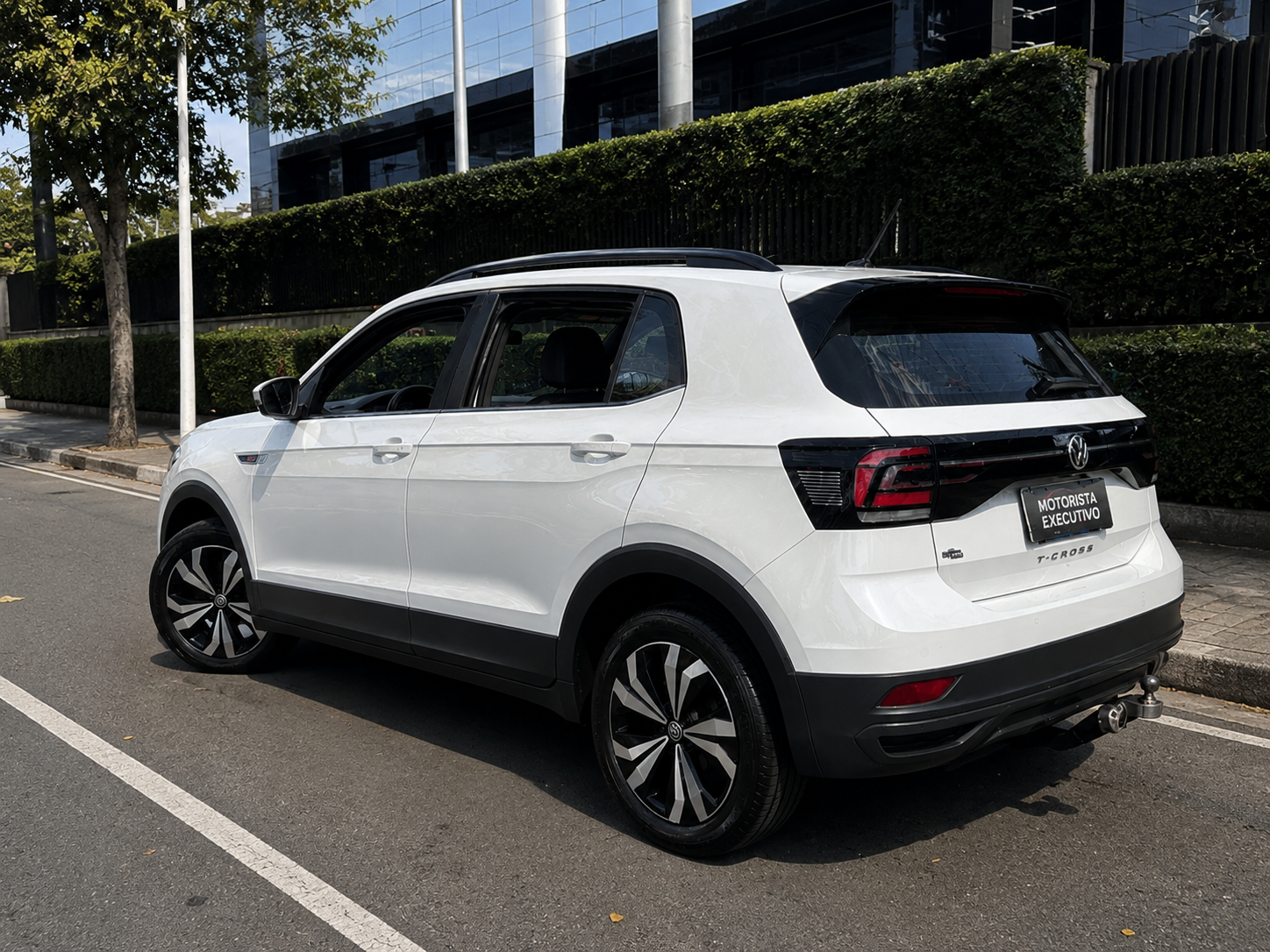 Traseira da Volkswagen T-Cross nova utilizada no transporte executivo em Barueri